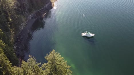 Motorboot-Vor-Anker-In-Einer-Wunderschönen-Bucht