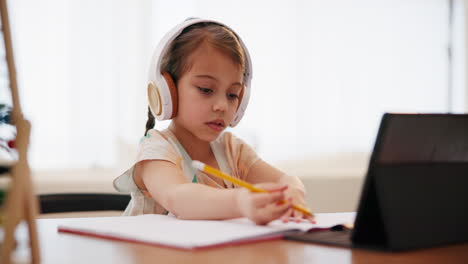 la escritura, la tarea y la chica con la tableta
