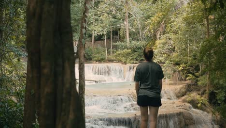 Junger-Erwachsener-Erkundet-Und-Spaziert-Im-Thailändischen-Wald-Mit-Wasserfall