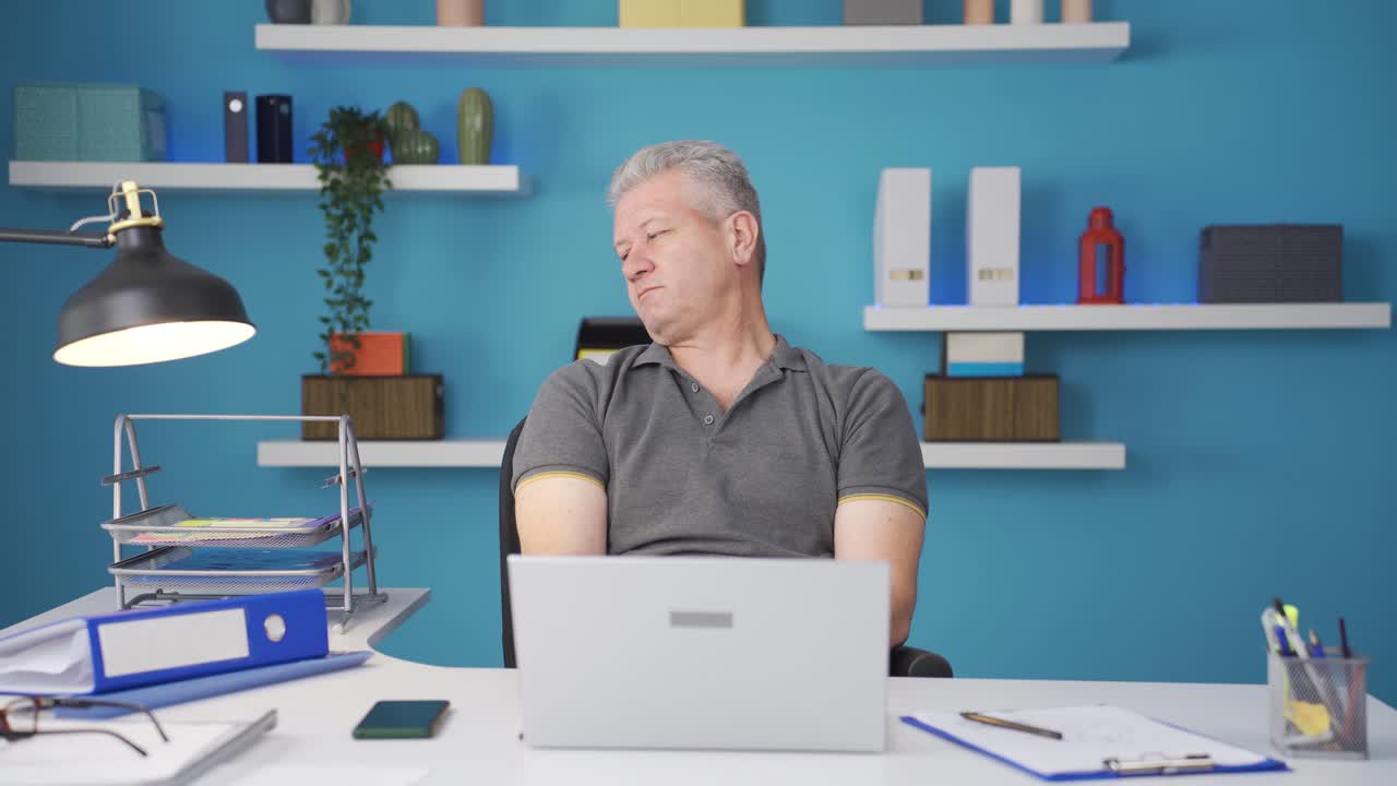 el trabajador de oficina en casa se siente bien físicamente.