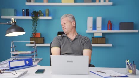el trabajador de oficina en casa se siente bien físicamente.