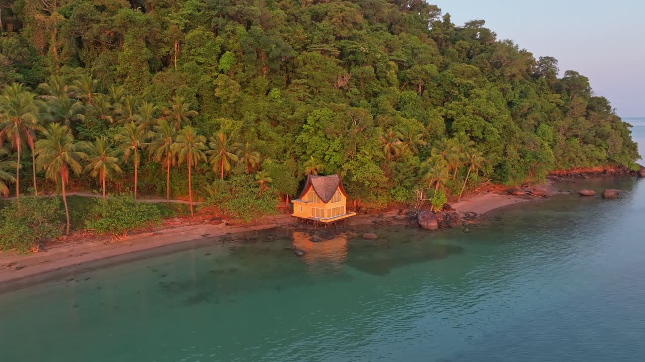 Cảnh quay drone buổi sáng về ngôi nhà ven biển trong ánh nắng vàng, Koh Chang, Thái Lan