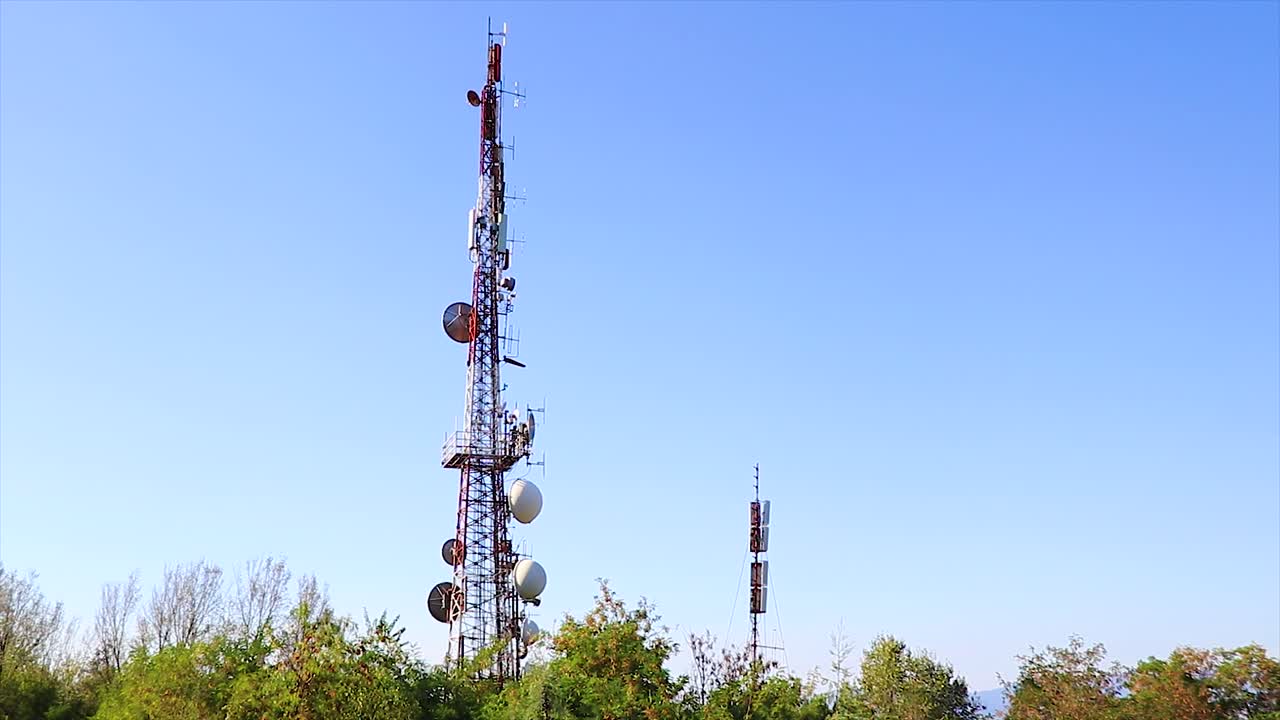 toma constante de un transmisor de antena que emite ondas de radio y una antena parabólica receptora