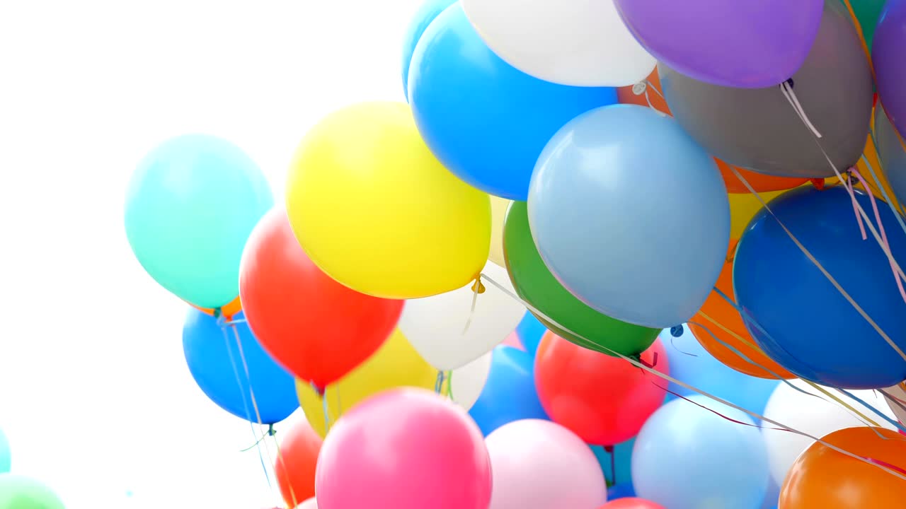 los globos de helio festivos.