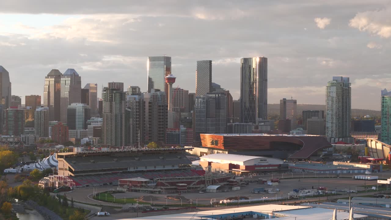 un dron aéreo captura los terrenos de la estampida de calgary y la pista de carreras con el centro de la ciudad y la torre en el fondo
