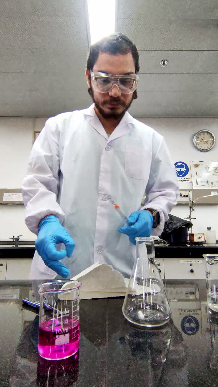 científico que lleva a cabo un experimento en un laboratorio