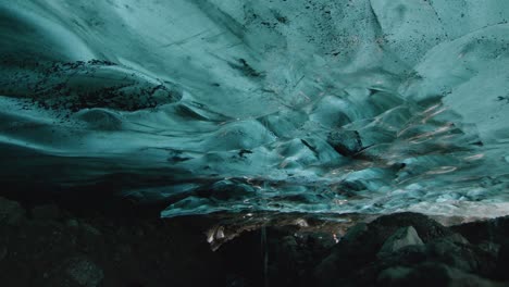 El-Agua-Fría-Corre-A-Través-De-Un-Pequeño-Agujero-En-El-Hielo-En-Una-Cueva-De-Hielo-Glaciar-En-Islandia