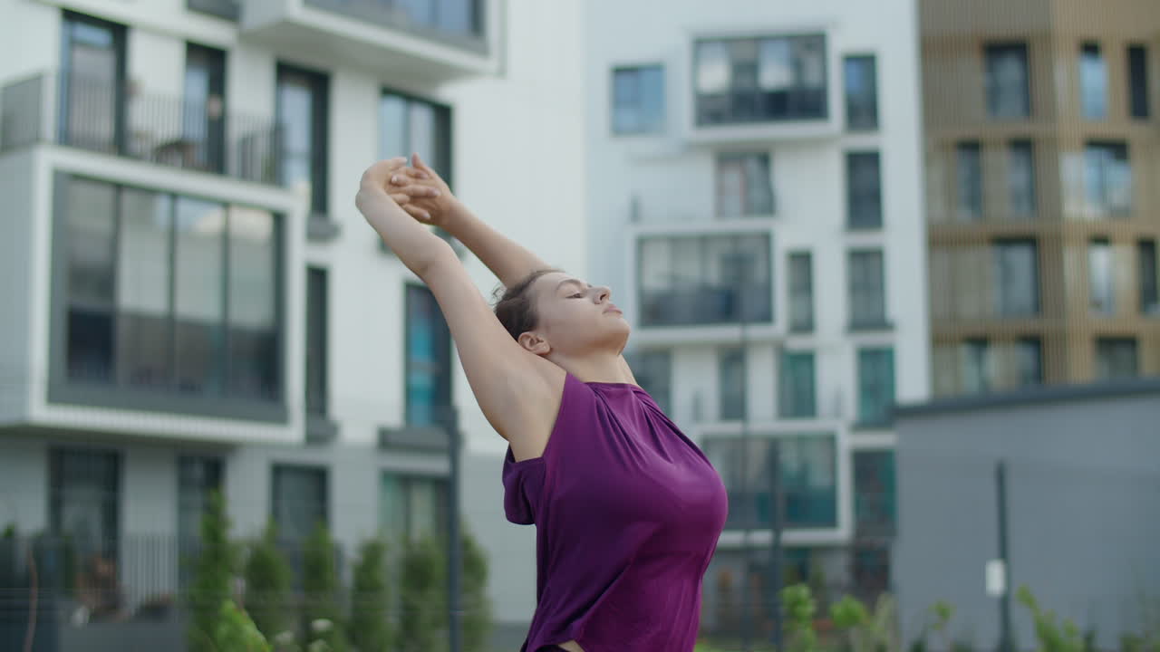 mujer estirándose al aire libre