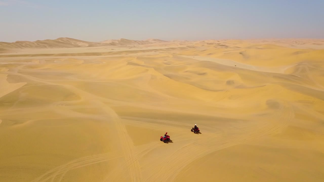 buenas antenas sobre vehículos todoterreno que cruzan a toda velocidad las dunas de arena del desierto en namibia áfrica 1