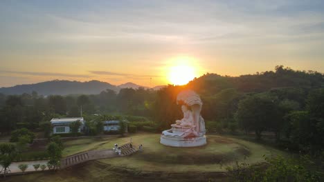 Imágenes-Aéreas-De-Drones-De-4k-De-Una-Gran-Estatua-De-Monje-Contra-Un-Telón-De-Fondo-De-Amanecer-En-Khao-Yai-En-Tailandia