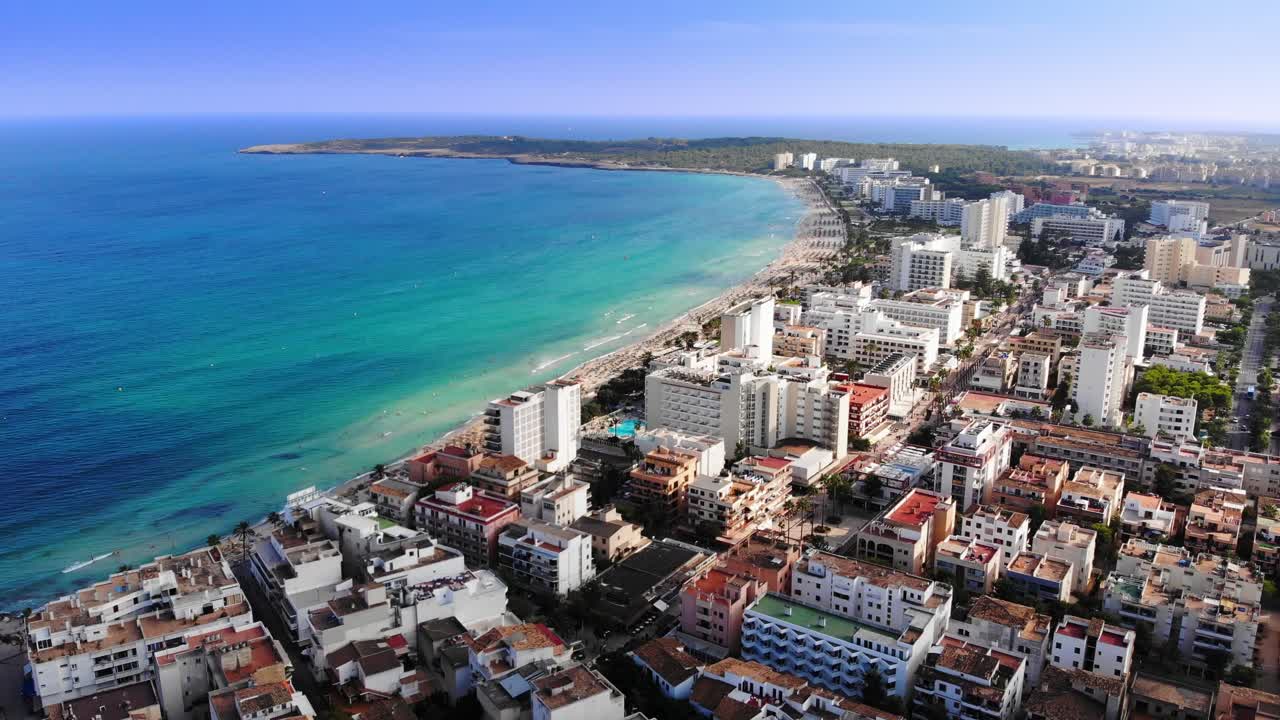 drone volando sobre una de las muchas costas de mallorca con hoteles y edificios frente al mar
