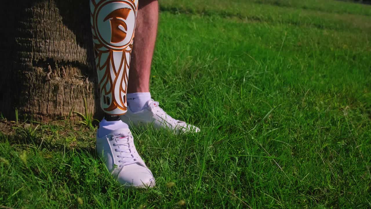 공원 에서 장식적 인 인공 다리 를 가진 사람