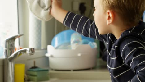 padre y hermanos limpiando el fregadero de la cocina 4k