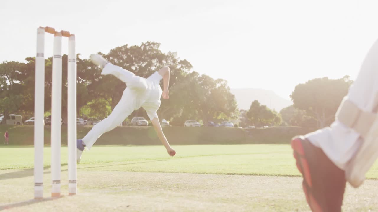 공 을 잡고 있는 크리켓 선수 의 낮은 각도 시야