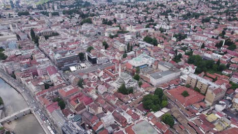 vista aérea que rodea las calles del antiguo bazar de bascarsija y la mezquita gazi husrev-beg, sarajevo, bosnia, centro histórico de la ciudad