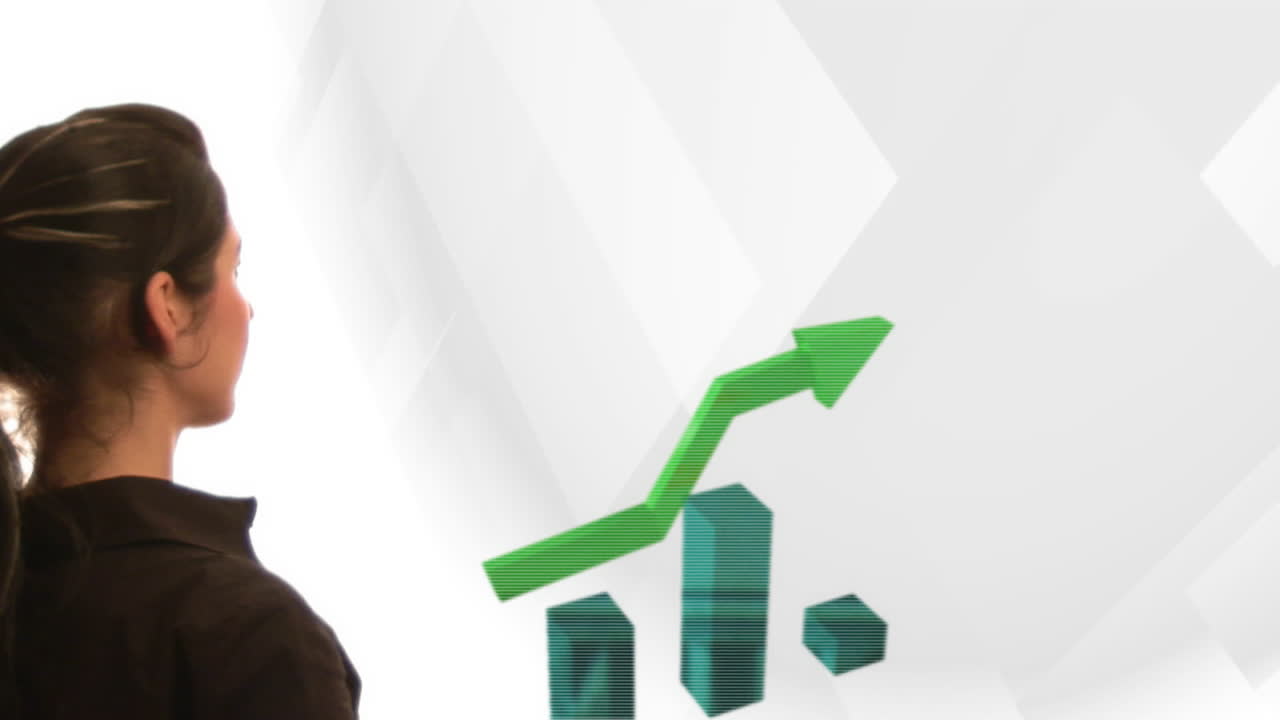 mujer de negocios mirando el gráfico