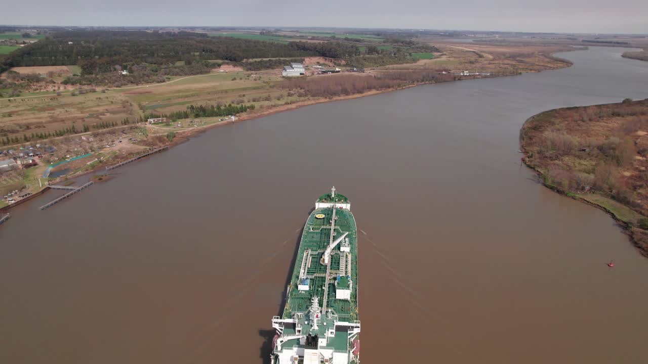 넓은 강 에 있는 대량 운송선 - 공중 에서 볼 수 있는 모습