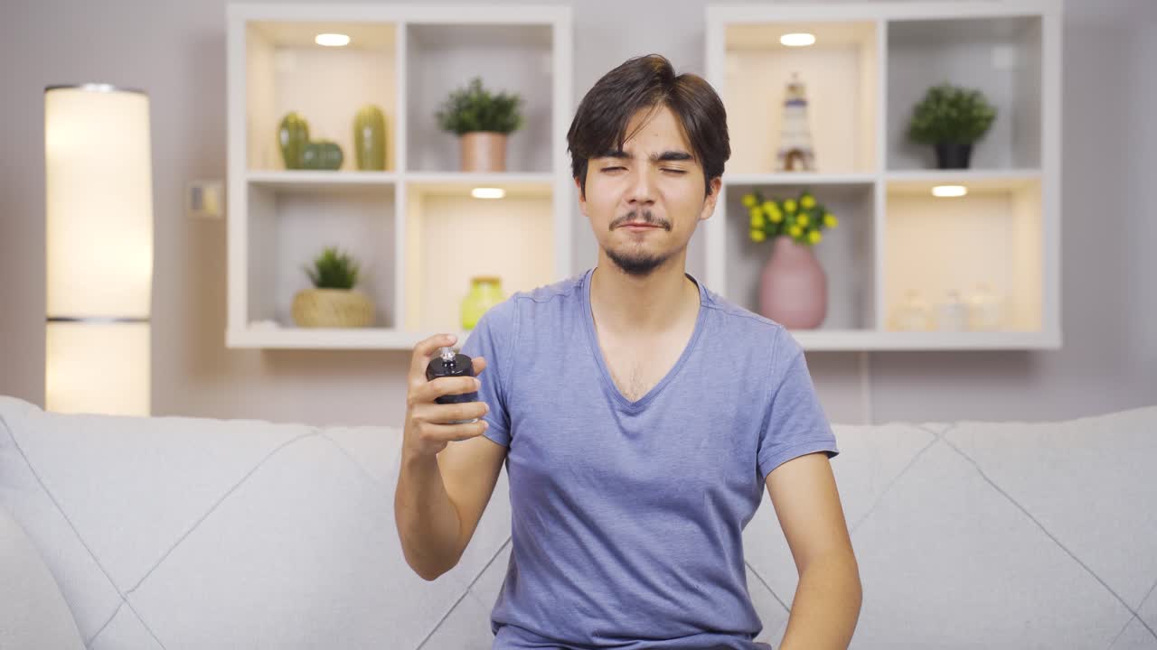 향수를 쓰고 좋은  ⁇ 새를 맡는 사람.