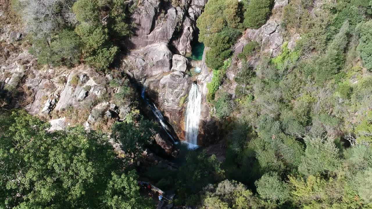 imágenes de drones en cascada desde arriba