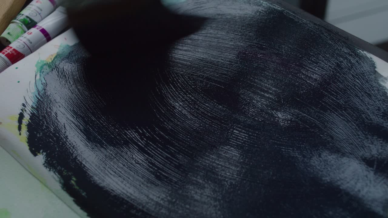 큰 창문 앞에 큰 브러시로 그림을 그리는 사람