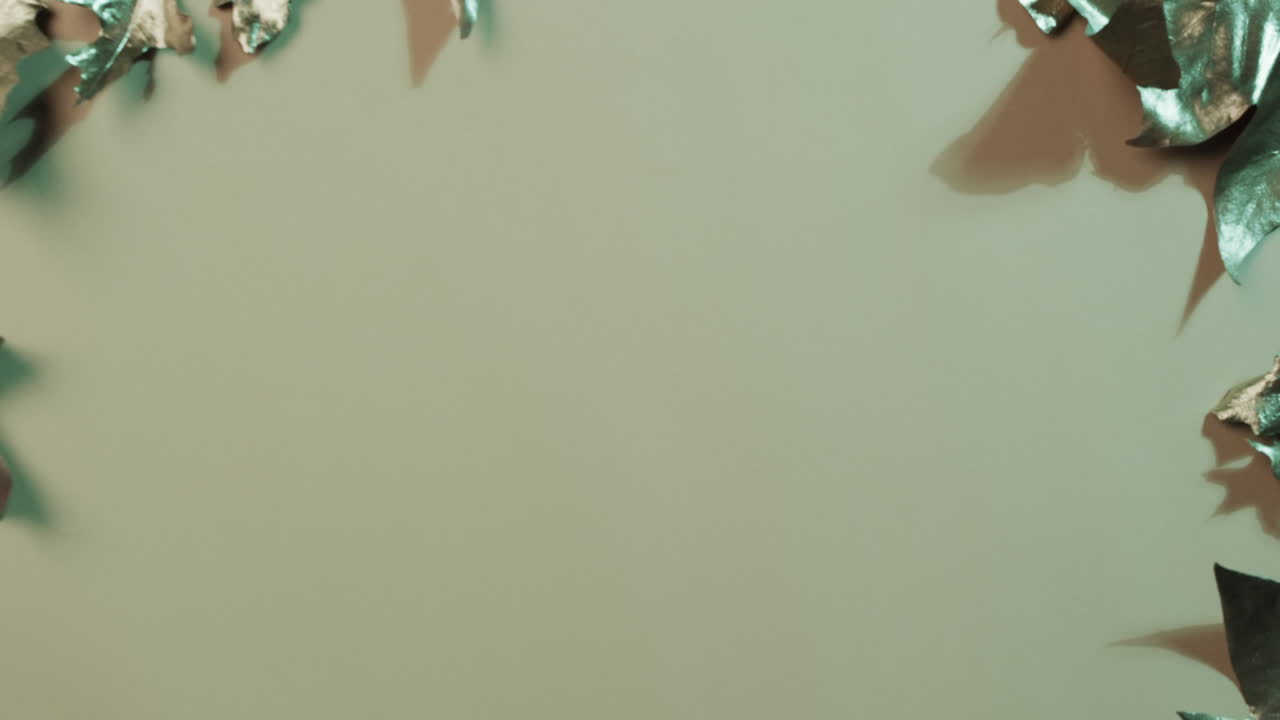 video de hojas metálicas de otoño de halloween con espacio de copia en fondo verde