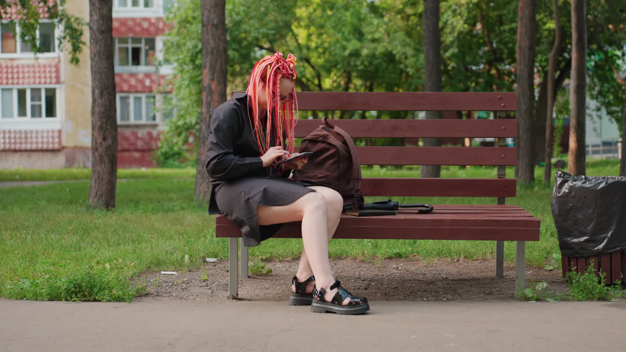 학생이 가방을 확인하고, 젊은 여성이 백팩을 살펴보고, 소녀가 학교 가방 안의 물건을 꼼꼼히 확인하고, 젊은 여성이 백팩 안의 소지품을 철저히 검사하고 정리합니다.