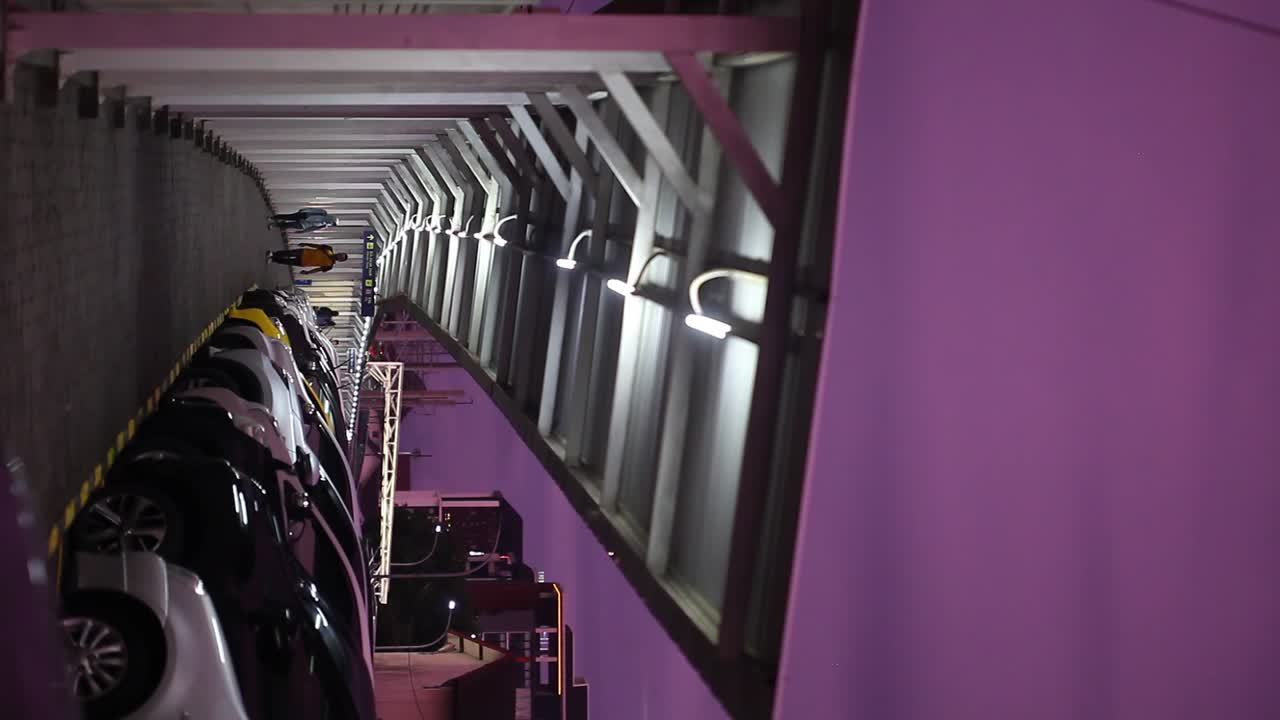 저녁에 외로운 복도를 걷는 사람들