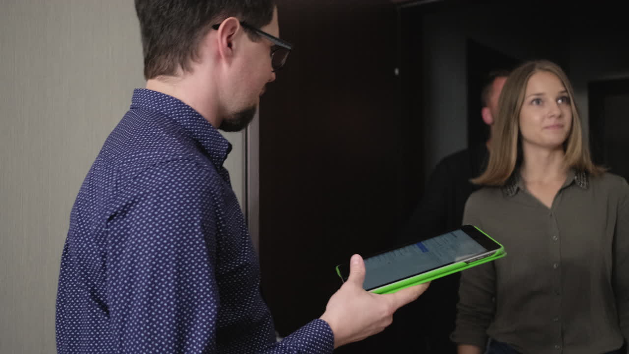 exhibición de bienes raíces o inspección de viviendas