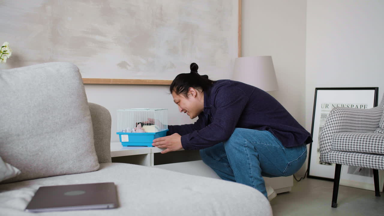 ⁇ 를 상자에 넣은 남자