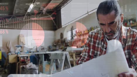 animación del mapa del mundo y procesamiento de datos sobre un carpintero caucásico estudiando planes en un taller