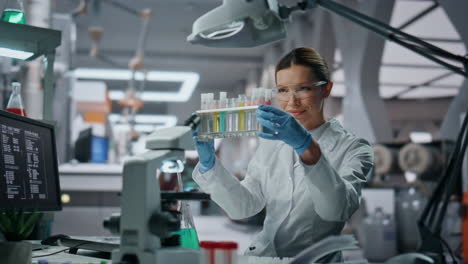 especialista examinando tubos de ensayo en el laboratorio de cerca. mujer científica trabajando