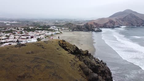 徒步旅行者在陡峭的悬崖上抵达目的地