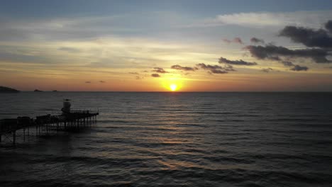 Muelle-De-Paignton-Olas-Rodando-Constante-Por-Encima-De-Devon,-Reino-Unido