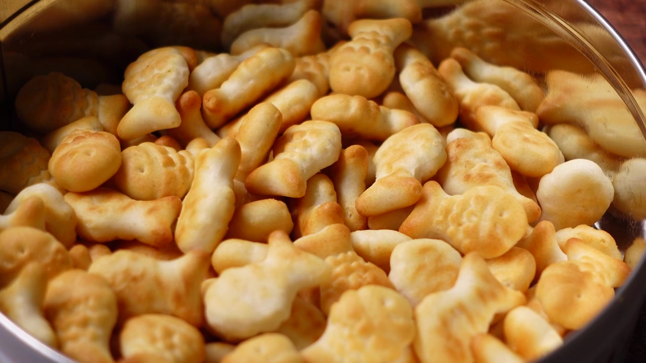 Biscoitos em Formato de Peixe em Lata de Metal em Mesa de Madeira