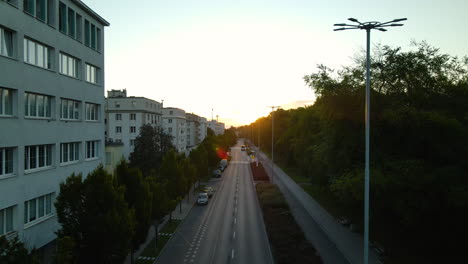 Vista-Aérea-De-Una-Carretera-Vacía-Con-Edificios-Y-árboles-A-Lo-Largo-De-Gdynia,-Polonia,-Temprano-En-La-Mañana---Disparo-De-Un-Dron