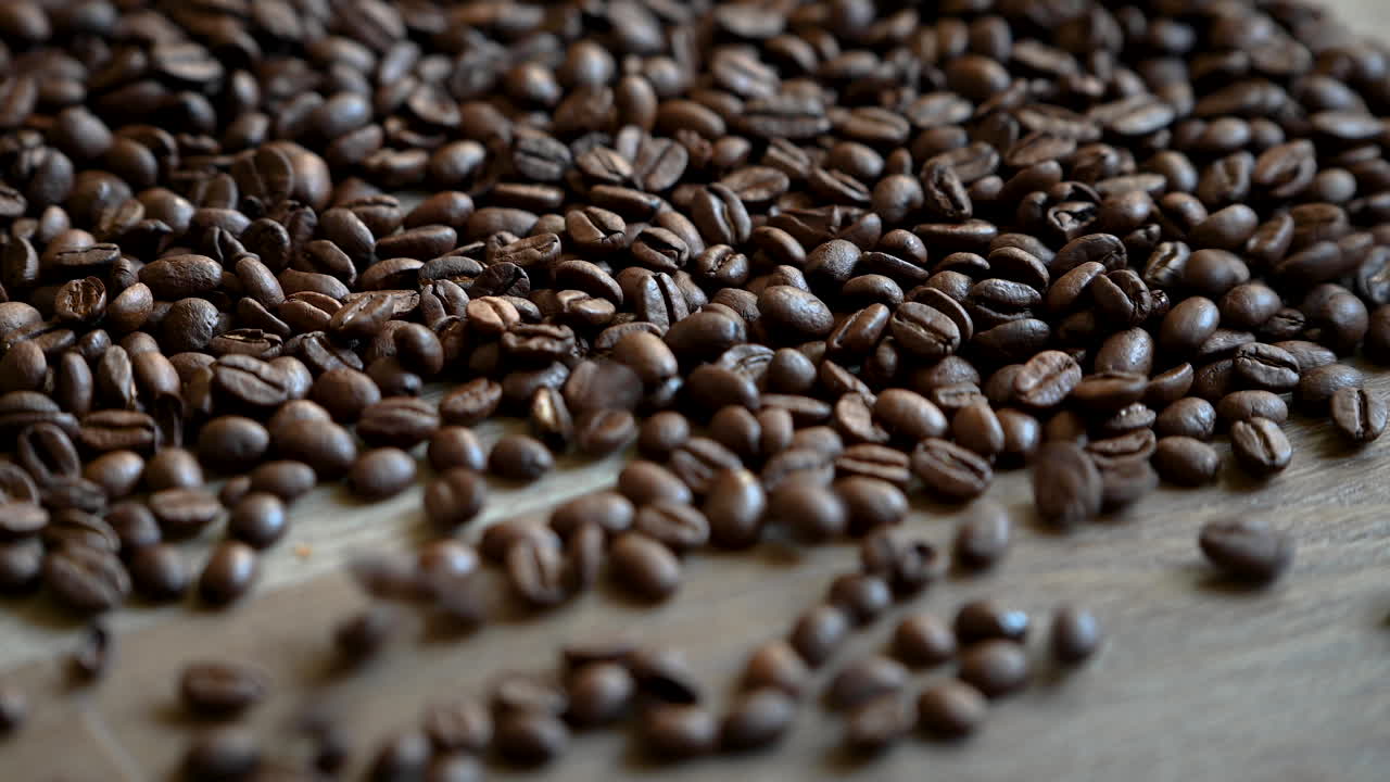 asar granos de café cayendo al suelo