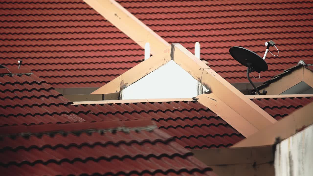 antena parabólica en la casa 1_en el techo_instalación