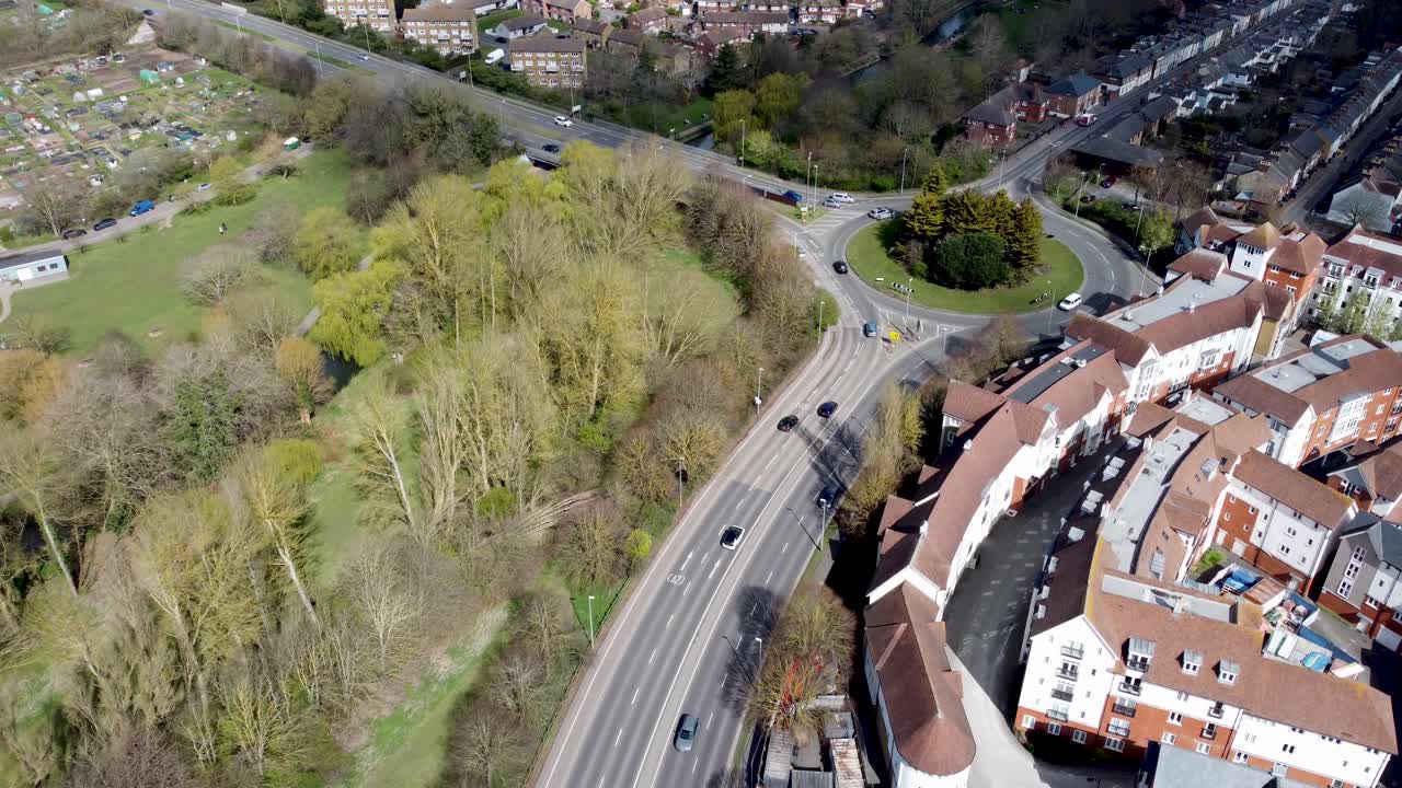 자동차와 회전교차로가 있는 캔터베리의 랭스 웨이의 공중 전망
