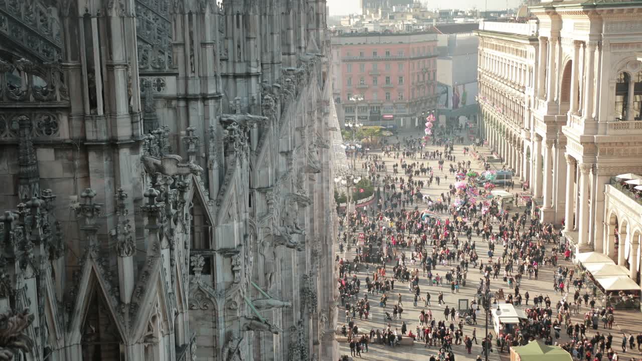 Sculture di santi e martiri che decorano il Duomo di Milano