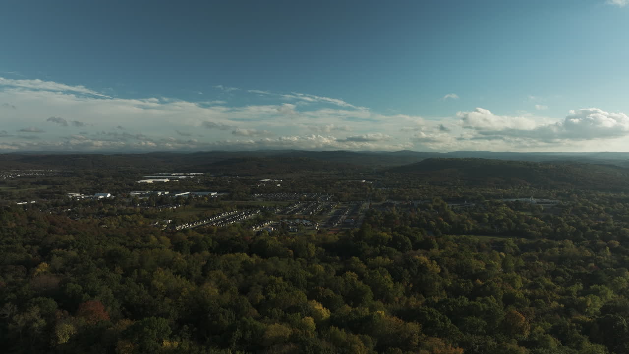 미국 아칸소 주 세야 산에서 볼 수 있는 숲이 가득한 풍경