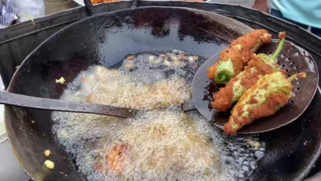 Nahaufnahme-Des-Berühmten-Indischen-Streetfoods-Namens-„Fried-Spicy-Chili-Pakora“-In-Westbengalen,-Indien,-An-Einem-Stand-Am-Straßenrand