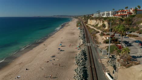 Vista-Aérea-De-Deslizamiento-Suave-Sobre-La-Playa-De-Calafia-En-San-Clemente,-California