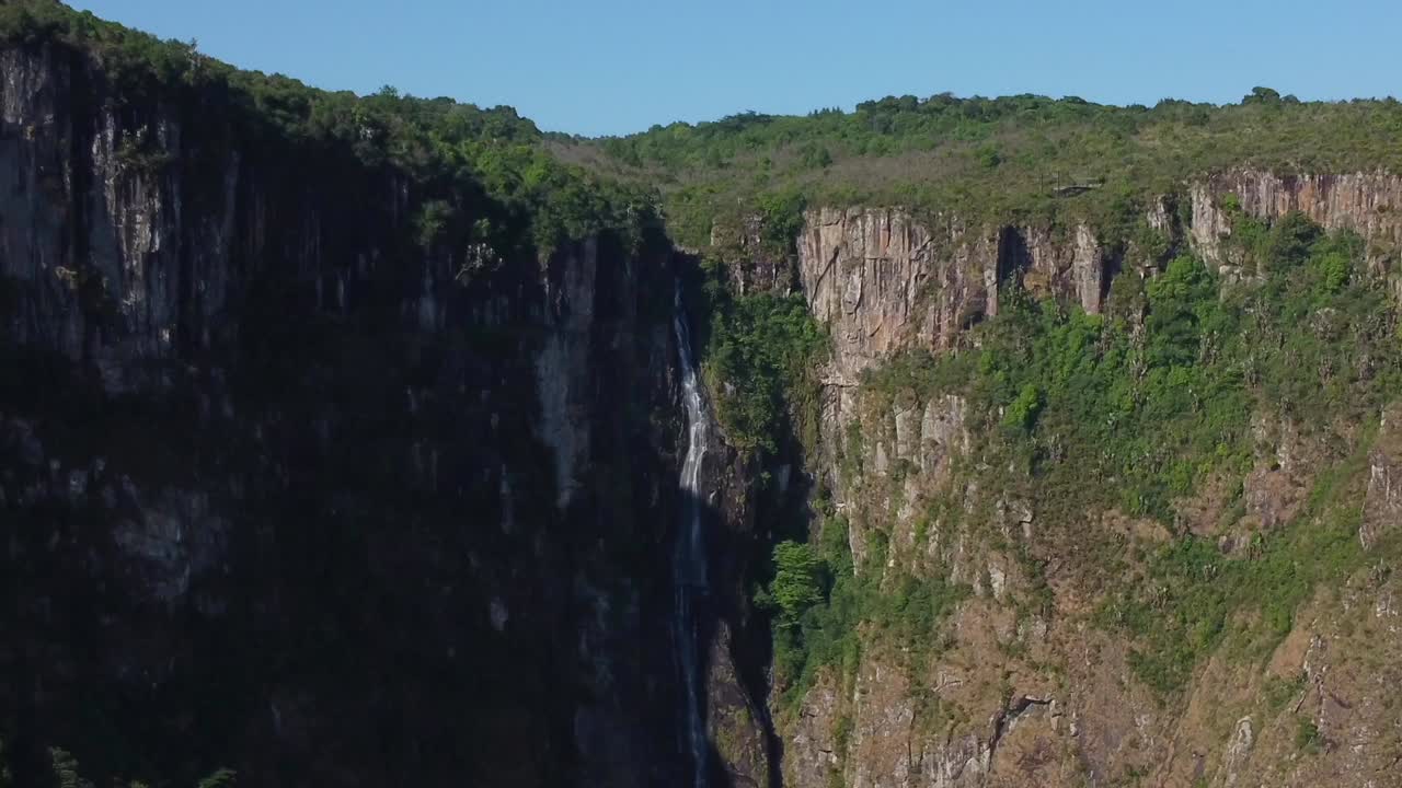toma de drones de las cataratas mutarazi en zimbabwe - drone está retrocediendo, volando lejos de la cascada más grande