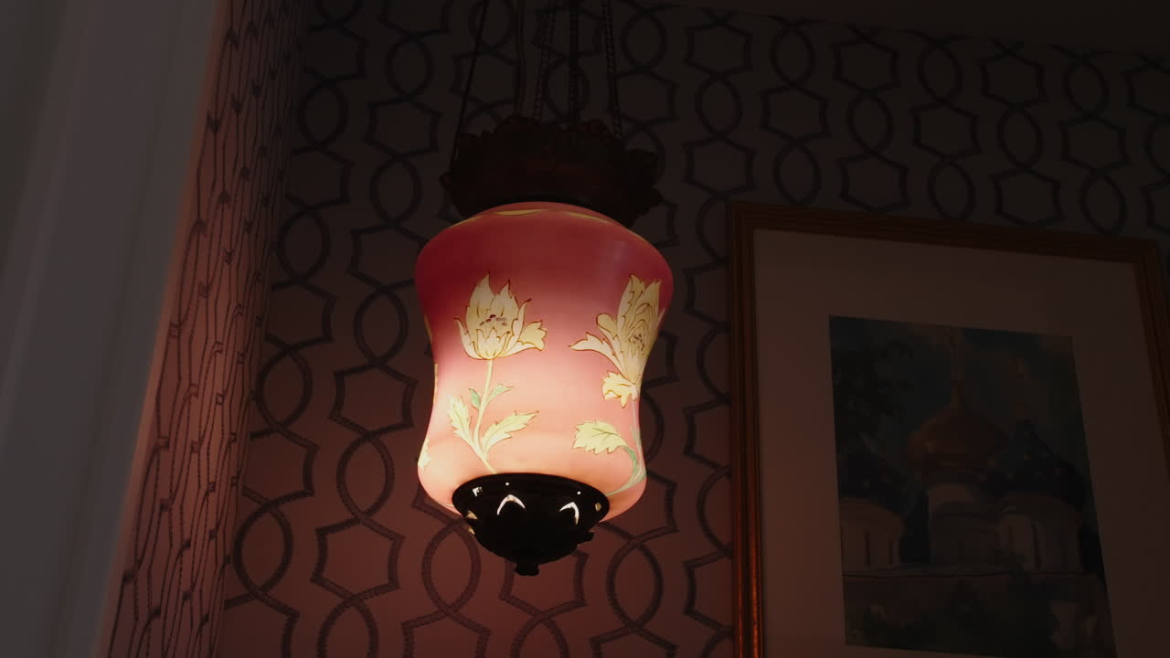 장식 된 분홍색 유리 매달린 램프