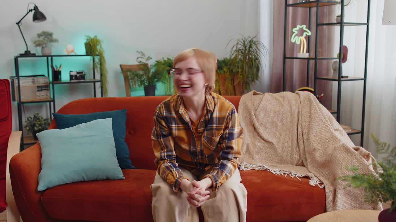 행복한 흥분한 젊은 여성 갑작스러운 승리로 놀란 좋은 승리 소식 축하 와우 반응