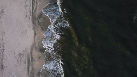 Vista-De-Pájaro-De-La-Costa-Con-Olas-Rompiendo-En-La-Playa