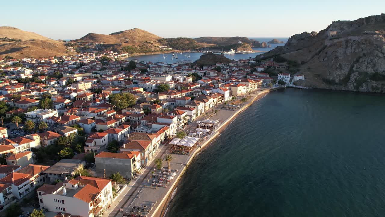 Città di Myrina nell'isola di Lemno, Egeo Settentrionale, Grecia, vista panoramica, ripresa in allontanamento di Romeikos Gialos e della Città Vecchia