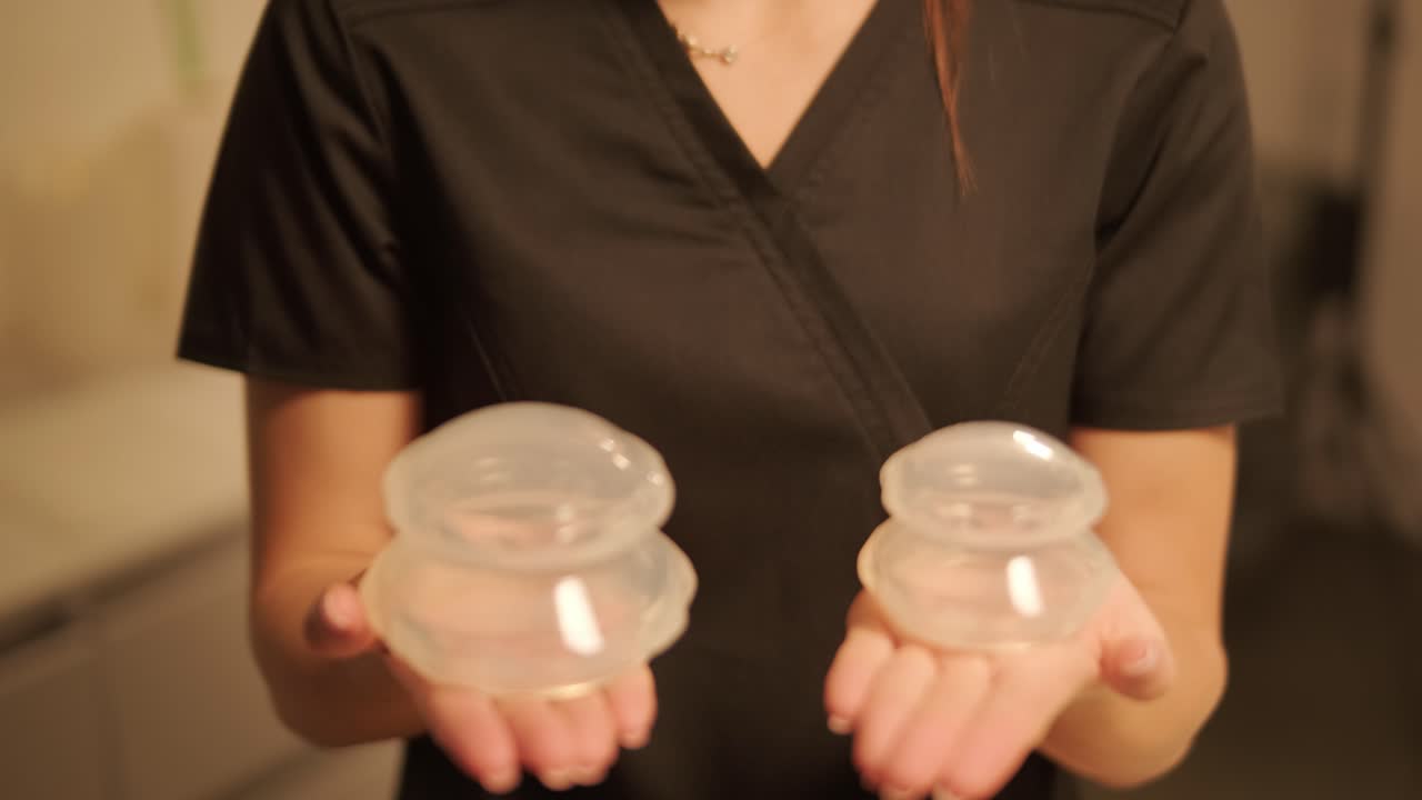 전문 마사지 테라피스트는 휴식 마사지를 수행합니다.