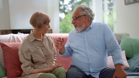 Hombre-Mayor-Hablando-Con-Una-Mujer-En-La-Habitación.-Pareja-Madura-Conversando-En-El-Interior