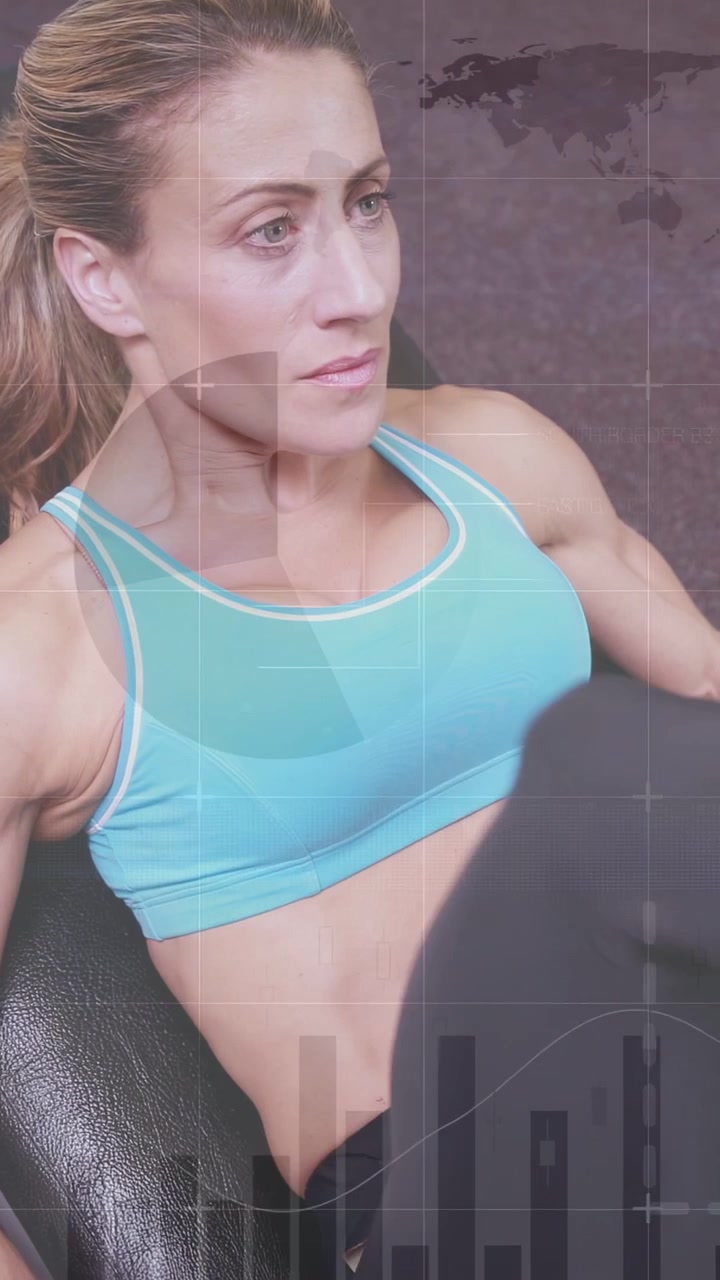 Video vertical: Mujer haciendo elevaciones de rodilla en un banco, revisando el monitor para ver datos, mostrando gráficos de fitness.
